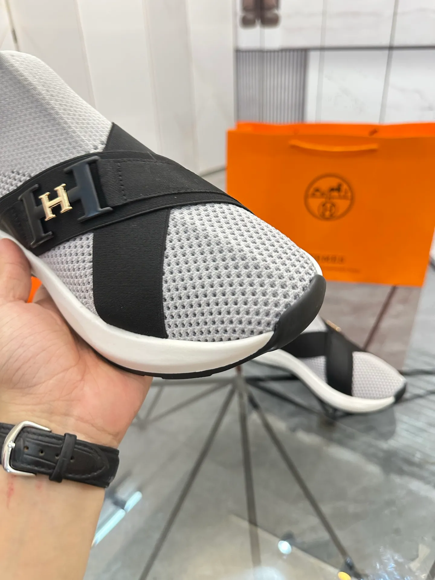 Men's shoes: 💰P620¥ High-end top quality Product trademark: Hermes *"Hermès*" low-top casual shoes Regular size: 38-45 (can be customized to 46) Product materials: Upper imported from the counter original fly weave, breathable lining, cowhide foot pads, original outsole. No.: 001